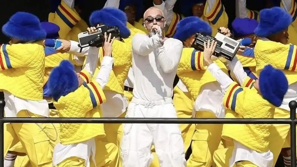 J Balvin sorprende en la final del Mundial de clubes al lado de Coldplay y Doja Cat