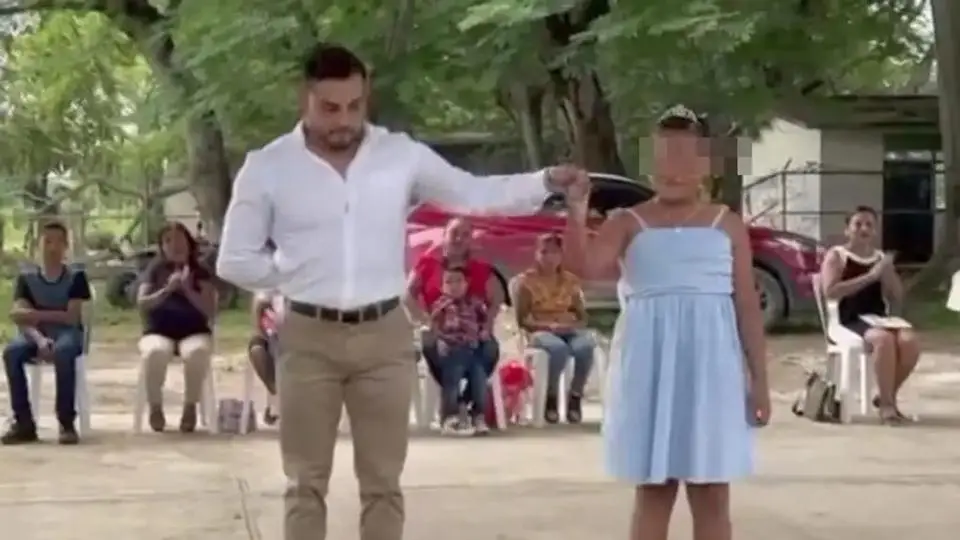 Conmueve maestro bailando el vals con su única alumna graduada, en Veracruz (+video)