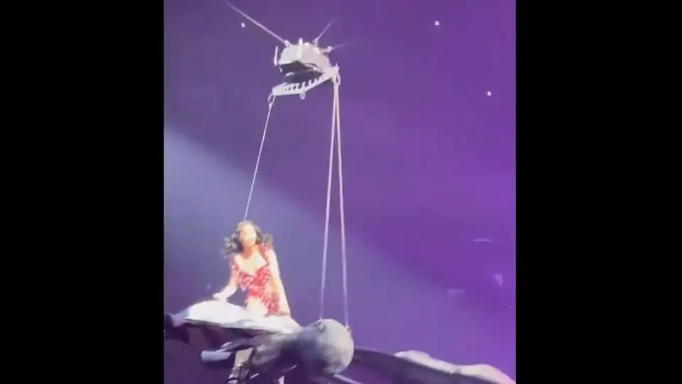 ¡Sustazo! Katy Perry, a punto de caer sobre el público en pleno concierto (+video)