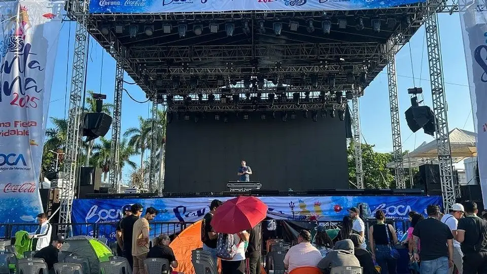 Fans de Belinda duermen al pie del escenario en Boca del Río 