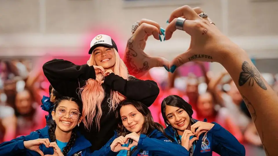 ¡Qué buena onda! Karol G beca a jóvenes latinas Con Cora.