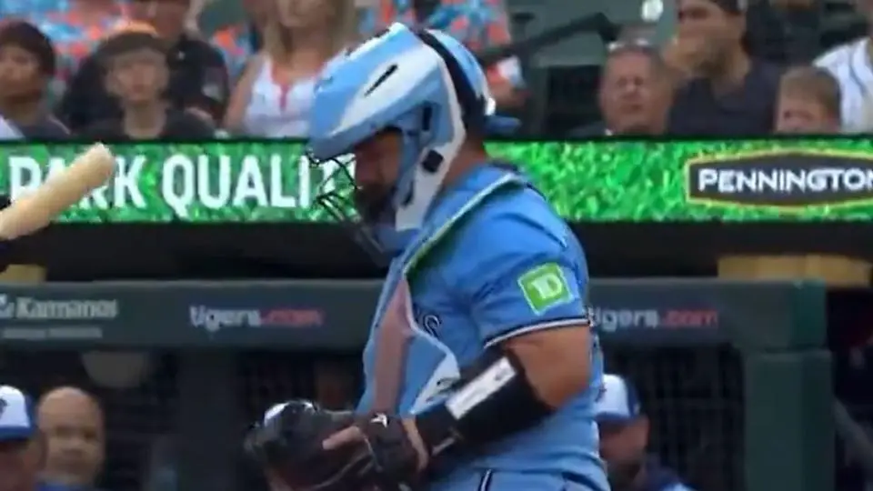 Beisbolista recibe terrible pelotazo en la cara en pleno juego (+video)