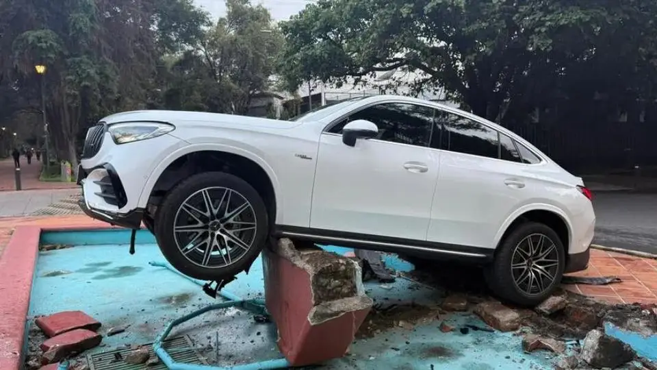 Le gana el sueño y estaciona su camioneta de lujo en una fuente