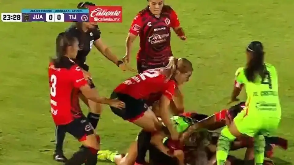 Juego de fútbol femenil termina en batalla campal (+video)