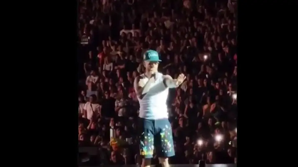 Maluma regaña a fan por asistir al concierto con su bebé (+video)