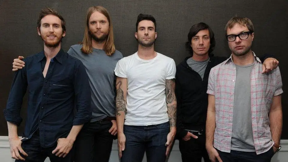 ¿¡Cómo fue!? Ex integrante de Maroon 5 golpea a su esposa tras descubrir “sexting” con menores de edad.