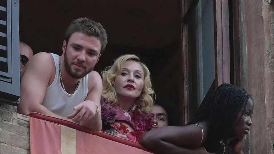 Impresiona Madonna al llegar a Siena para celebrar cumpleaños (+Video)