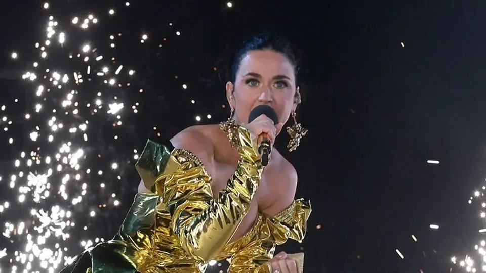 Katy Perry sufre descarga eléctrica durante su concierto