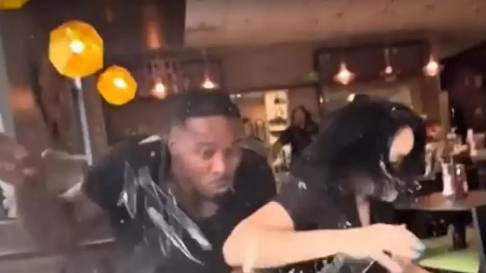 Auto embiste a dos 'influencers' cuando grababan una degustación en restaurante  (+video)