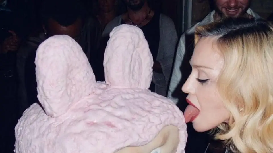 ¡Super viral el festejo de Madonna y el enorme Labubu rosa!