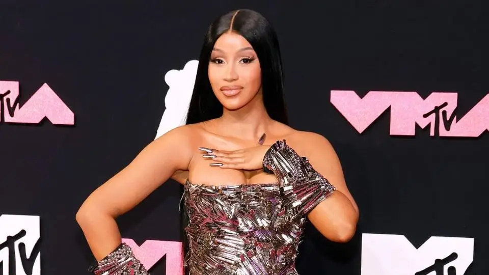 Cardi B gana juicio pero pierde la paciencia... ¡agredió a un reportero! (+video)