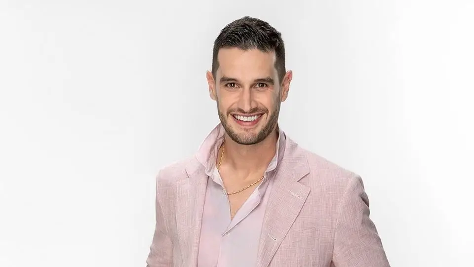 Adrián Marcelo regala 50 mil pesos a una pareja para su boda
