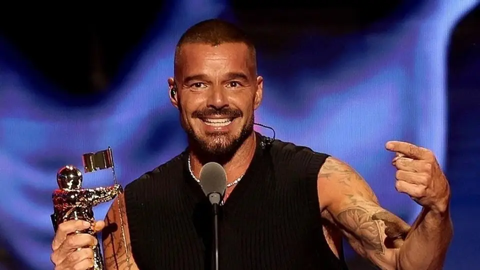 Ricky Martin pone a bailar a Ariana Grande y Doja Cat en los MTV Video Music Awards 2025