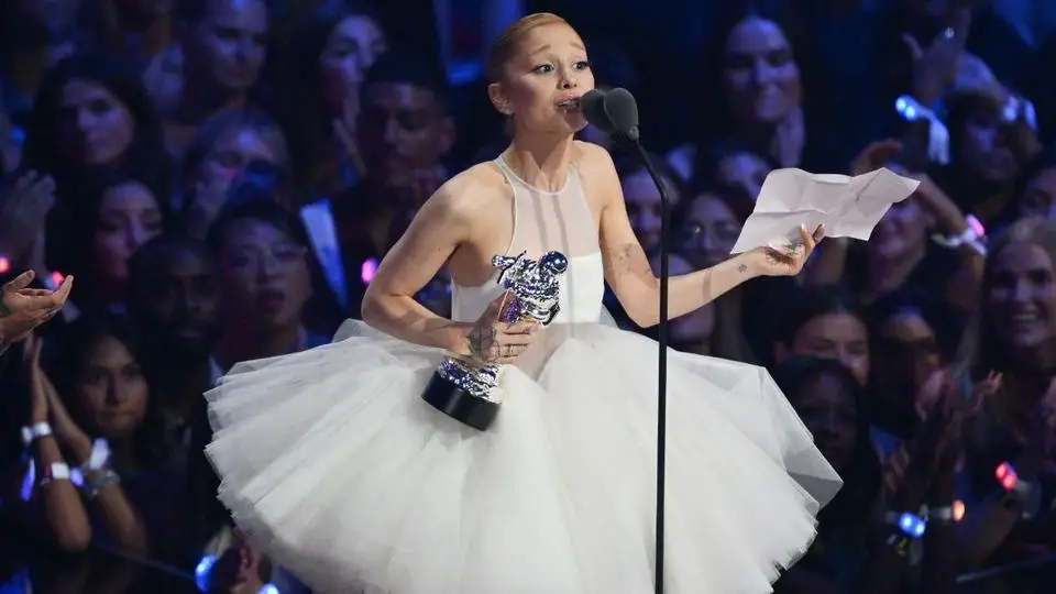 Ariana Grande reina la noche: moda, premios y un regreso triunfal en los MTV VMAs 2025