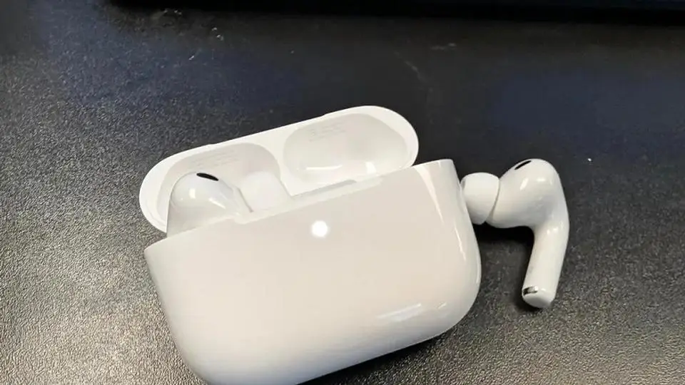 Apple equipa sus AirPods con traductor en inglés, español, portugués, francés y alemán
