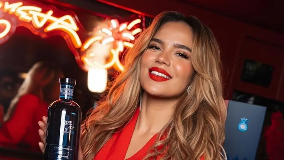 De cantar ‘200 Copas’ a servirlas: Karol G presume su propio tequila (+video)