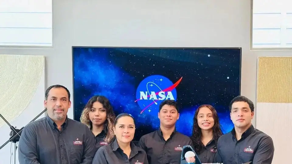 Estudiantes de Veracruz presentan en la NASA el 'Auto Volador Mantarraya'