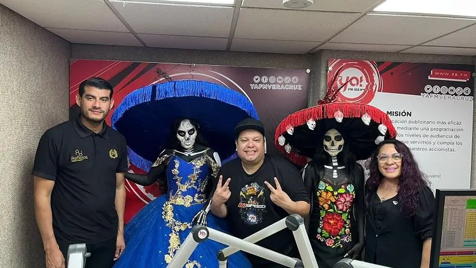 Las Catrinas le caen a Byron Zamora en cabina y así reaccionó  Las Catrinas le caen a Byron Zamora en cabina y así reaccionó