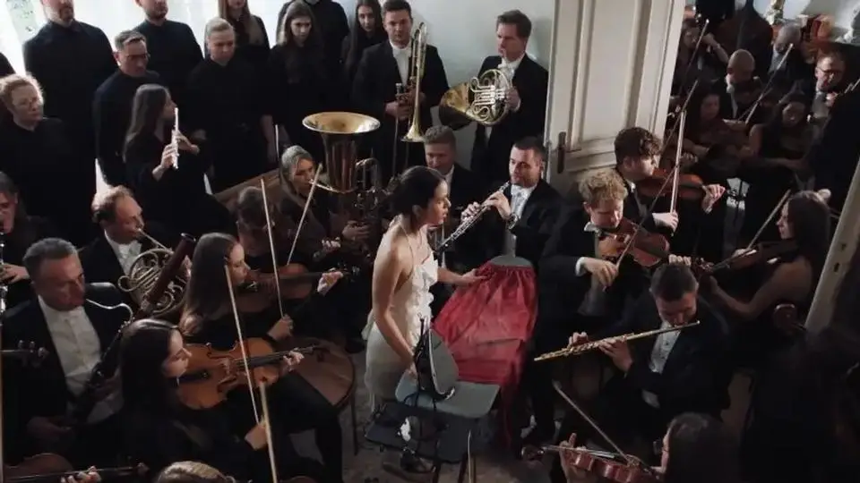 Rosalía sorprende con su álbum 'Lux' donde canta en 13 idiomas (+video) Rosalía sorprende con su álbum 'Lux' donde canta en 13 idiomas (+video)