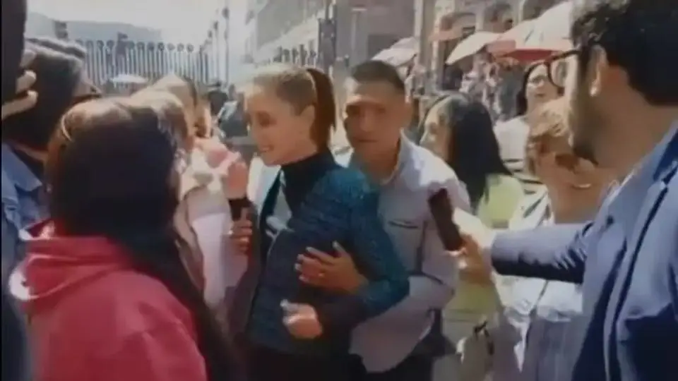 ¡Atrevido! Sujeto acosa a la 'Presi' de México (+video) 