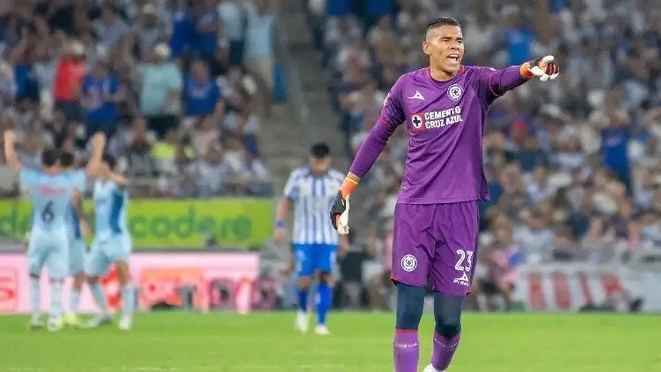 Cruz Azul confirma fractura de Kevin Mier y le echa la culpa a Carrasquilla 