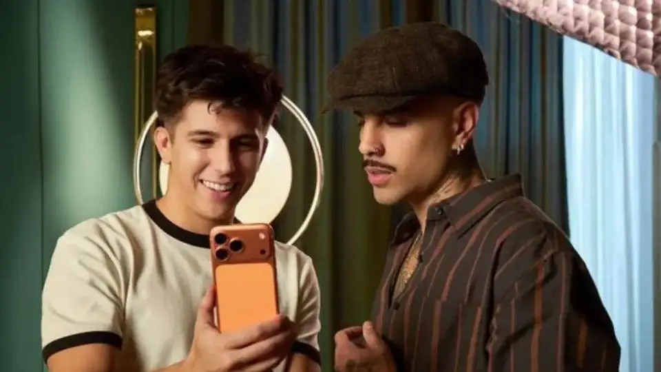 Rauw Alejandro lanza el video 'Besito en la Frente' grabado con el iPhone 17 Pro