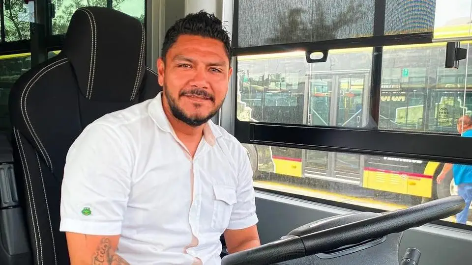 ¡Ay apá! Chofer de camión urbano en Veracruz desata suspiros y enciende las redes (+fotos)