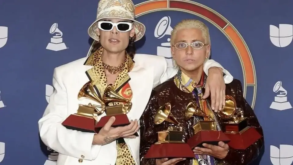 Ca7riel y Paco Amoroso fueron detenidos por bailar en un avión