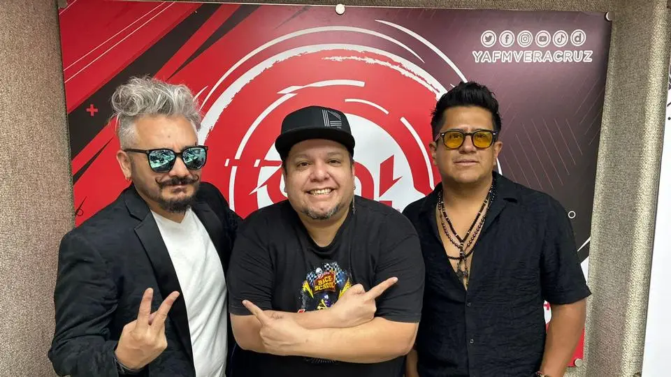 Integrantes de Rock And Lovers en la cabina impactante de Ya! FM 