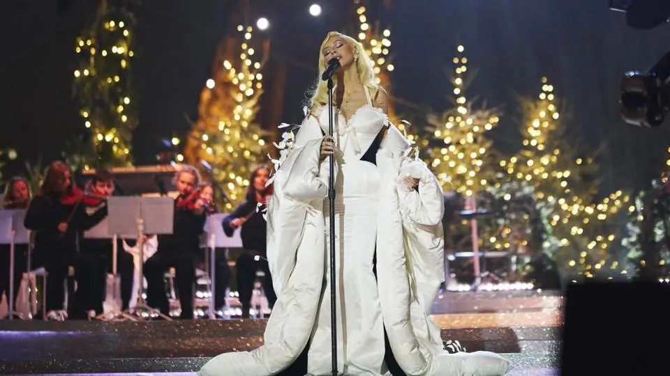Christina Aguilera prende la Navidad con nueva canción desde París (+Video)