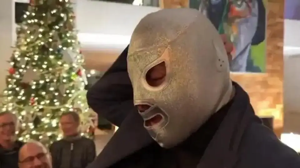 ¡Histórico! El Hijo del Santo se quita la máscara por primera vez (+video)