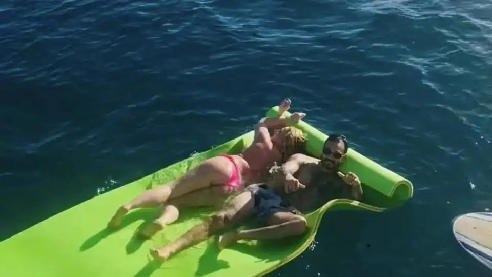 Britney Spears vacaciona en México con misterioso y guapísimo hombre