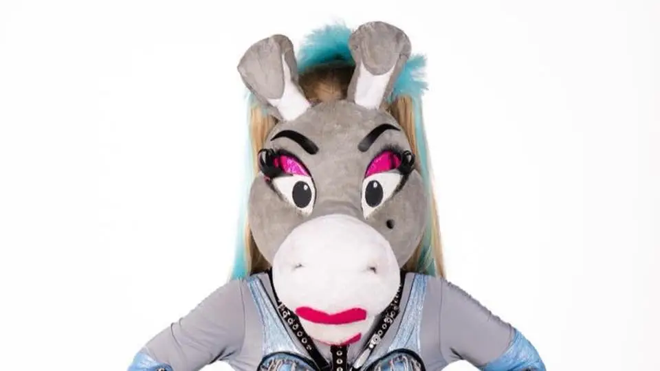 Momo Guzmán 'entierra' a Burrita Burrona (+video)