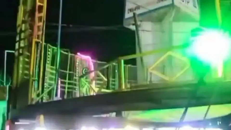 ¡Salen 'volando' de juego mecánico en la feria! (+video)