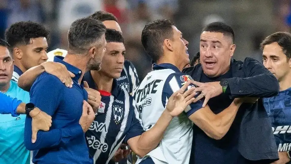 Salvan a ex DT de la Liga MX de ahogarse en la playa junto con su familia (+video)