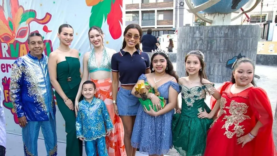 Reyes electos del Carnaval de Veracruz participan en pasarela de adopción 