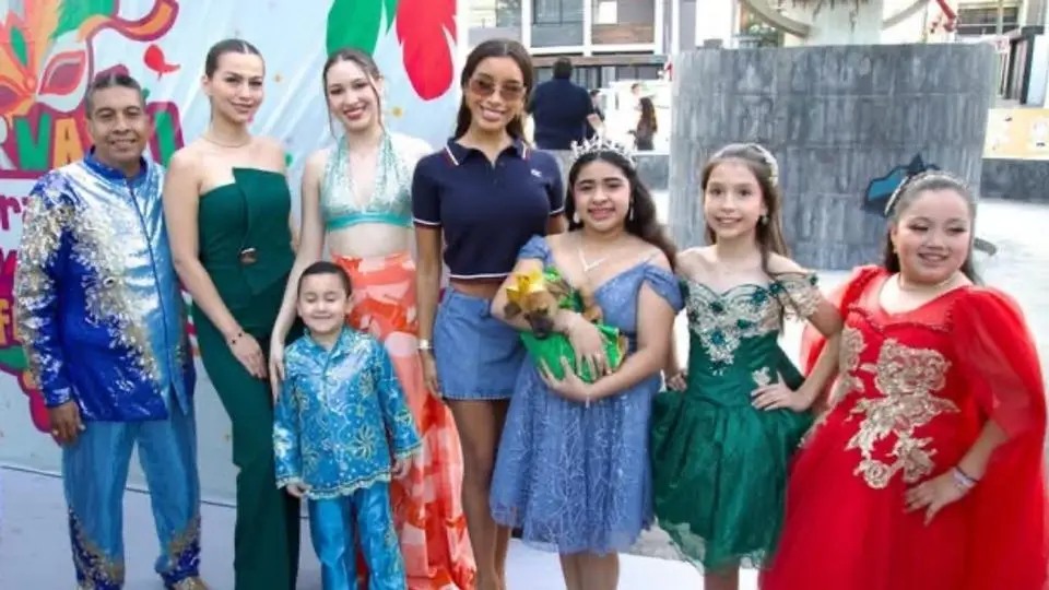 Reyes electos del Carnaval de Veracruz participan en pasarela de adopción 