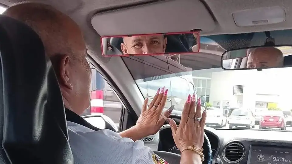 ¡Manaaaa qué barbarx! Taxista es viral por su 'Manikiur' artístico y uñas largas (+fotos)