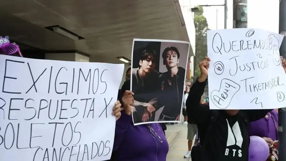 Manifestación en CDMX de fans de BTS contra abusos en venta de boletos
