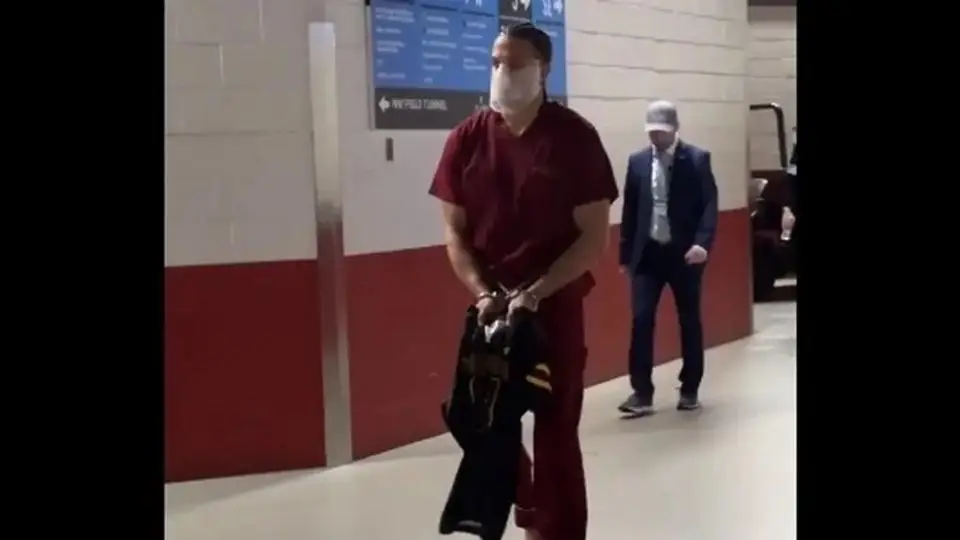 ¡Entérate! Jugador de Patriotas llegó al Super Bowl esposado, descalzo y con máscara (+video)