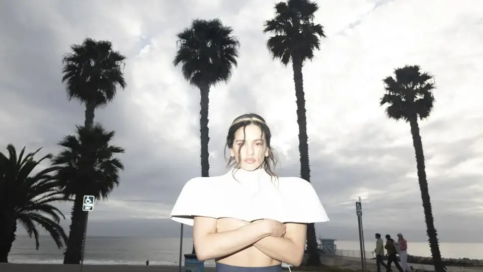 Rosalía y su 'pareja invisible' estrenan videoclip de 'Sauvignon Blanc'