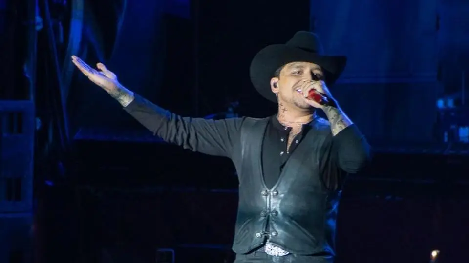 Christian Nodal recuerda en Veracruz cuando lo invitaron a comprar a los Tiburones Rojos