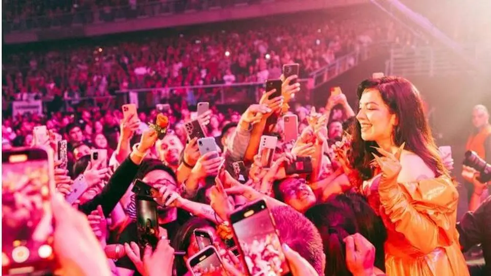 Hacen fila de más de 24hrs para concierto de Mon Laferte en #Veracruz (+VIDEO)