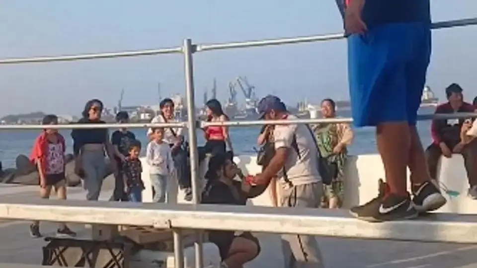 ¡Que viva el amor! Mujer le propone matrimonio a su novio en el Carnaval de Veracruz (+video) 