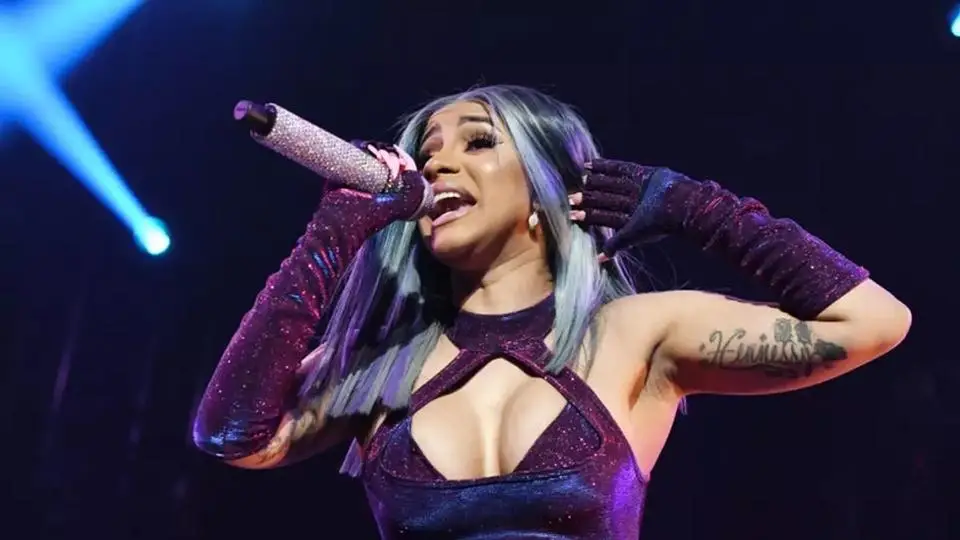 Cardi B sorprende al cantar un clásico jarocho de los 2000 ¡en pleno concierto!