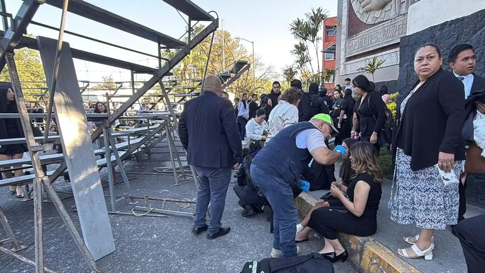 Primero la Ibero… ahora la UV:  colapso de gradas sacude a estudiantes en plena foto (VIDEO)