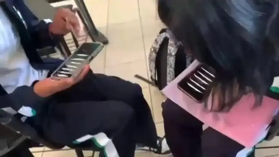 ¡Pura finura! Los graban dándose un 'polvazo' en pleno salón de clases 