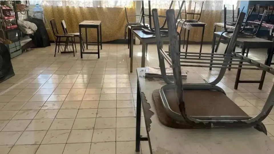 ¡Se armó el brete! Apunta a su compañera con una pistola de juguete en el salón de clases (+video)