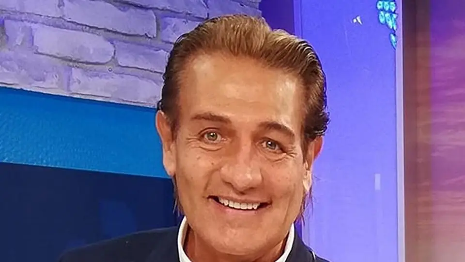 Le llegan por atrás con dos pistolones a 'Fabiruchis' para asaltarlo 