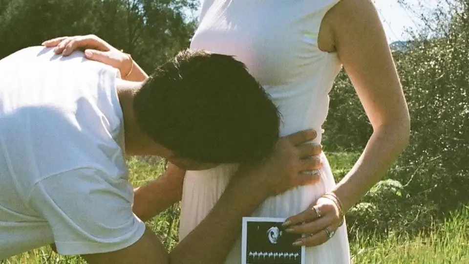 Taylor Lautner anuncia que será papá con emotivas fotos junto a su esposa